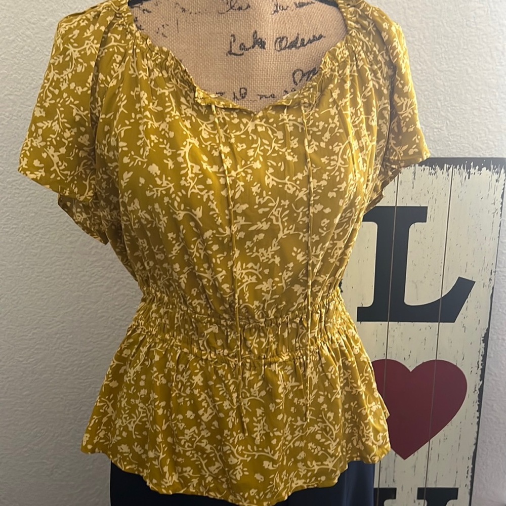 Lucky 🍀 Brand sweet top. Lots of detail & can be worn off the shoulder